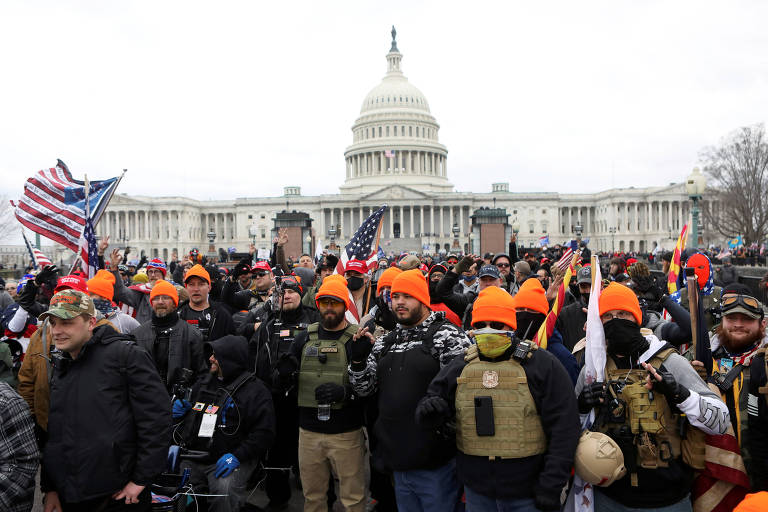 Integrantes do grupo de extrema direita Proud Boys protestam em frente ao Capitólio no dia da invasão do Congresso americano