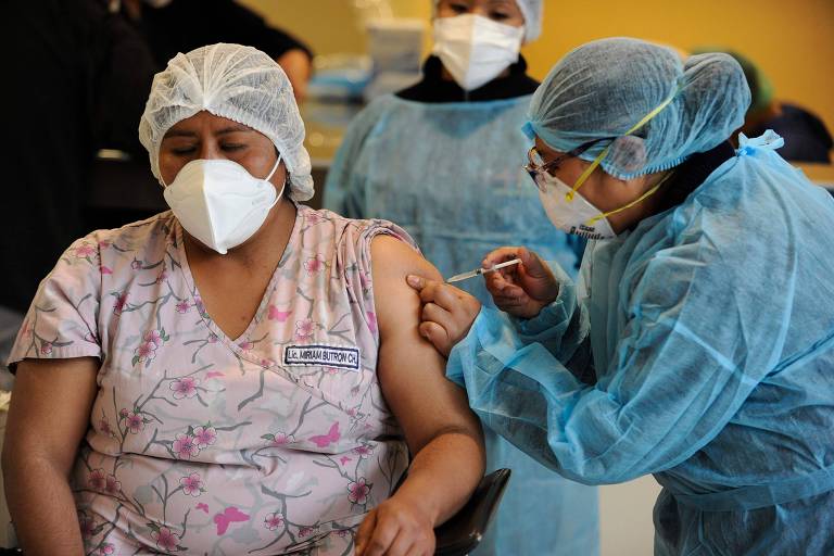 Enfermeira boliviana recebe dose da Sputnik V russa em hospital de La Paz