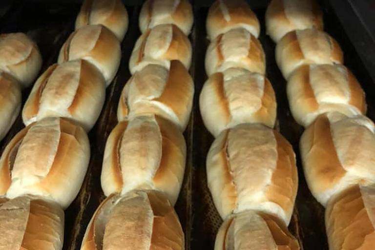 Fornada de pães franceses na Padaria dos Pães e Doces, na Santa Cecília