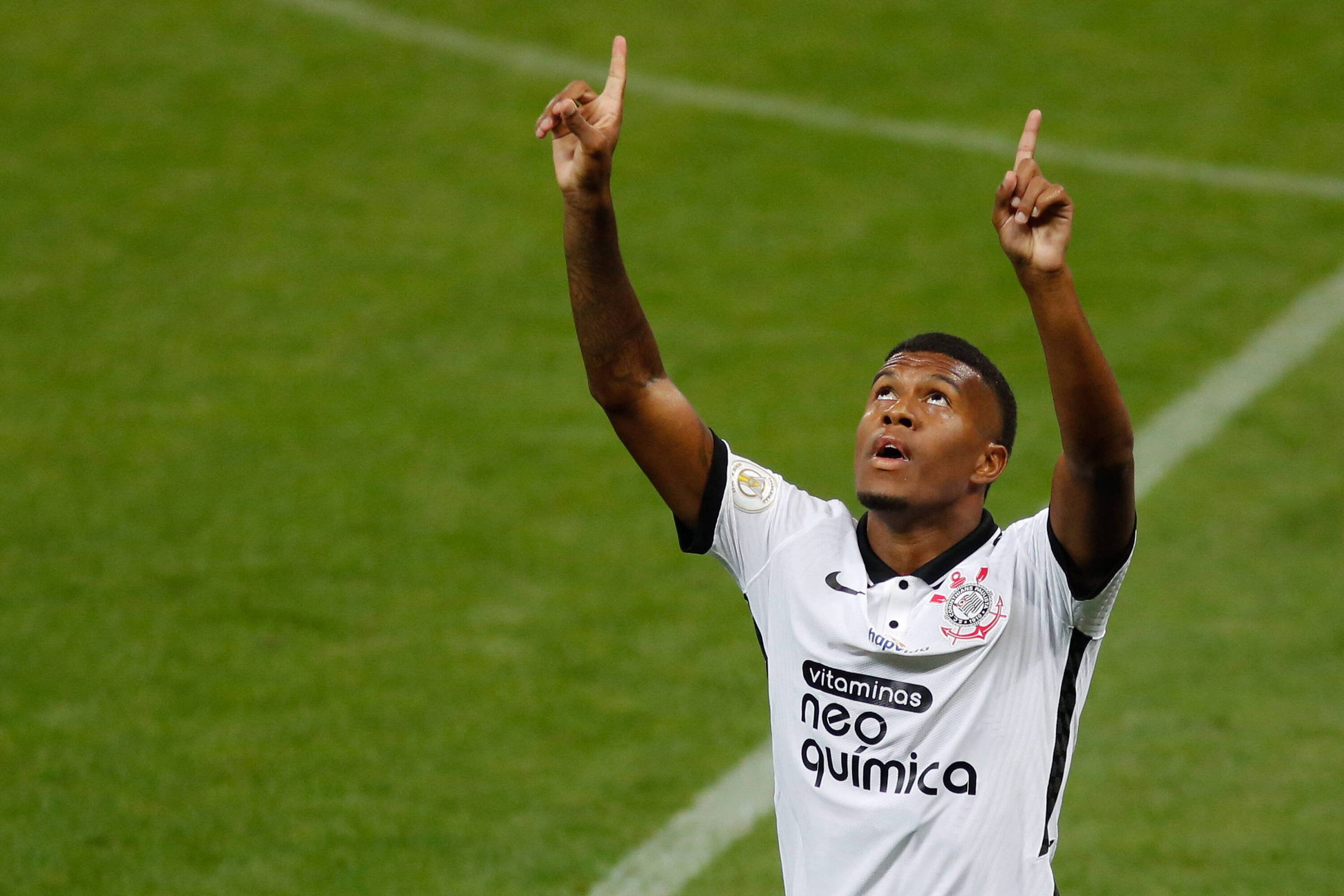 Corinthians bate Ceará em duelo direto por vaga na Libertadores