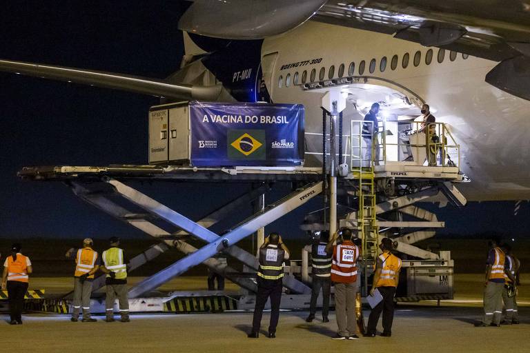 Chegada a São Paulo de mais um lote de insumos da vacina Coronavac, vindo da China.