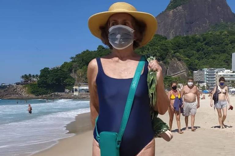 Betty Faria dá uma fugidinha para encontrar o sol, mas com máscara