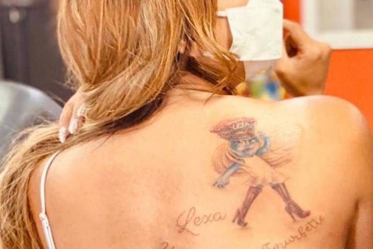 Darlin Ferrattry, mãe de Lexa, faz tatuagem nas costas em homenagem à filha
