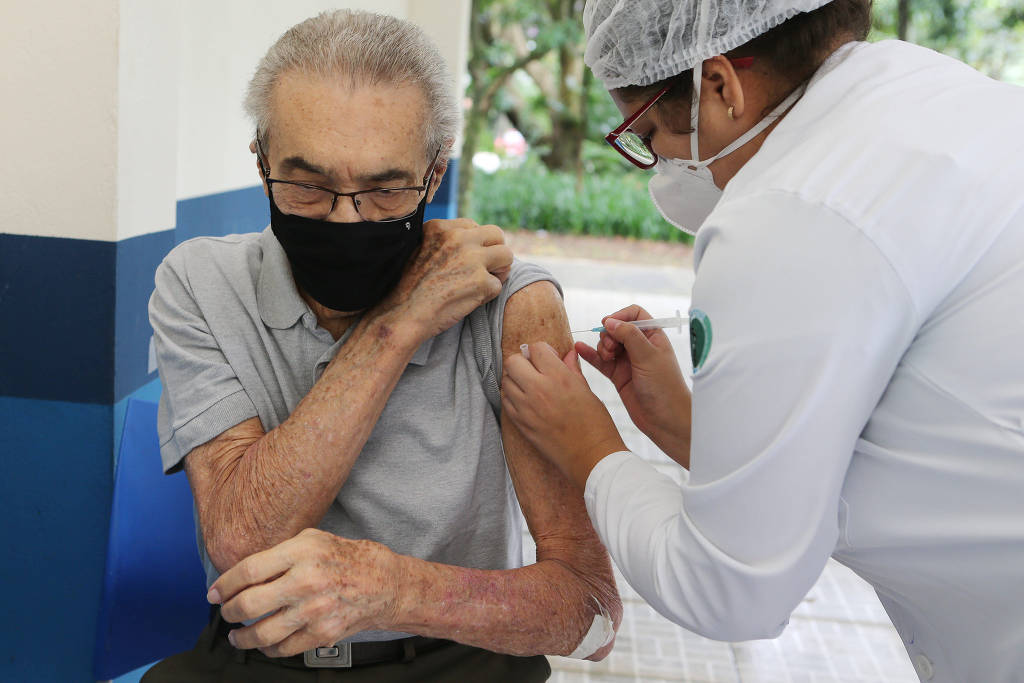 Emoção marca primeiro dia de vacinação contra a Covid-19 em idosos em