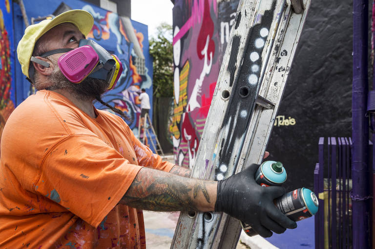 Beco do Batman, em SP, volta a receber grafites após luto por assassinato de artista