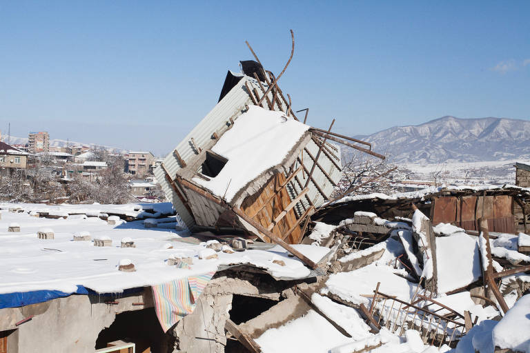 Casa bombardeada durante a guerra em Stepanakert, capital de Nagorno-Karabakh