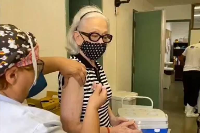 Aos 91 anos, Fernanda Montenegro recebe vacina contra a Covid-19