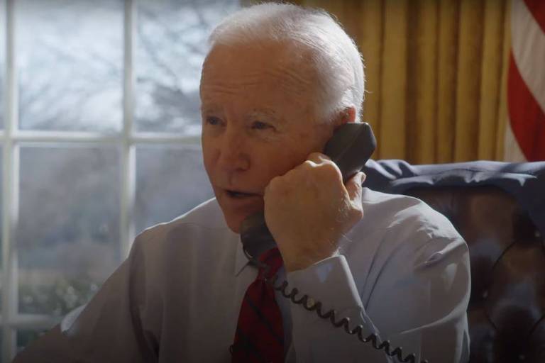 O presidente Joe Biden, durante ligação com cidadã americana, em vídeo divulgado pela Casa Branca