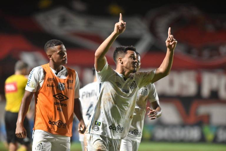 Marcos Leonardo comemora gol de empate do Santos contra o Atlético-GO