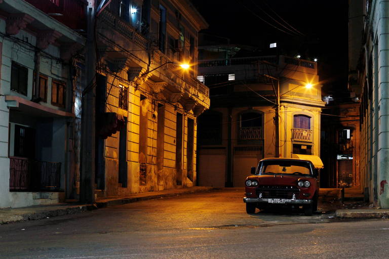 Carro antigo estacionado em rua vazia de Havana devido a toque de recolher adotado para tentar conter a propagação do coronavírus