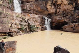 Água com rejeitos de garimpo na cachoeira Sete Quedas