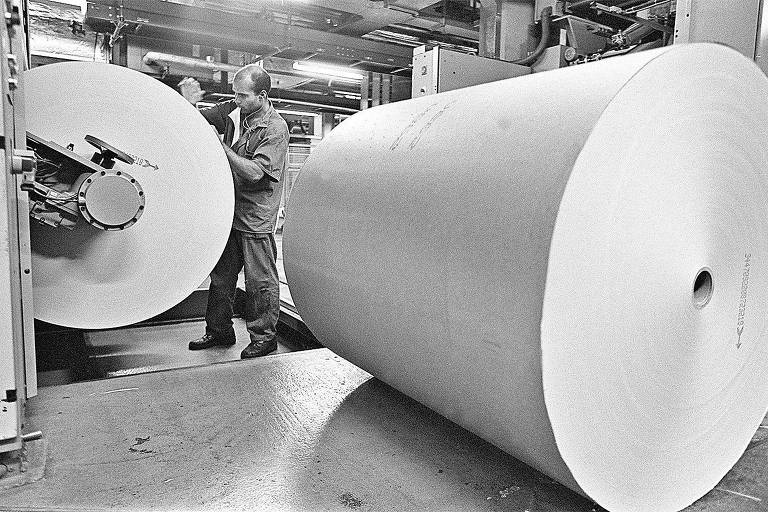 Preparação das bobinas de papel para que a rotativa as troque automaticamente na hora da impressão do jornal, no CTG-F (Centro Tecnológico Gráfico-Folha