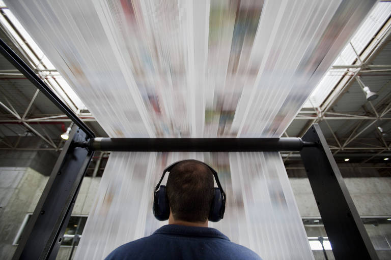 Gráfico controla a impressão da Folha de São Paulo em uma das rotativas do Centro Tecnológico Gráfico Folha 
