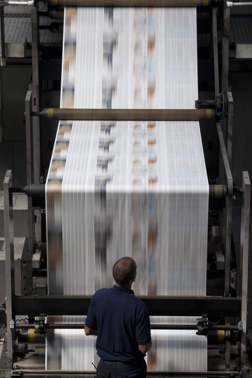Gráfico controla a impressão da Folha de São Paulo em uma das rotativas do Centro Tecnológico Gráfico Folha