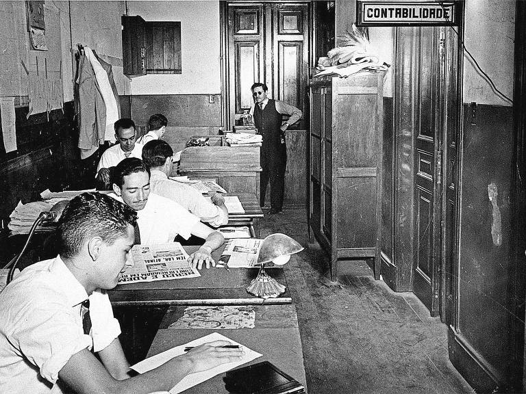 Profissionais trabalham na Redação da "Folha da Manhã"/"Folha da Noite", em prédio na rua do Carmo, região central de São Paulo, nos anos 40