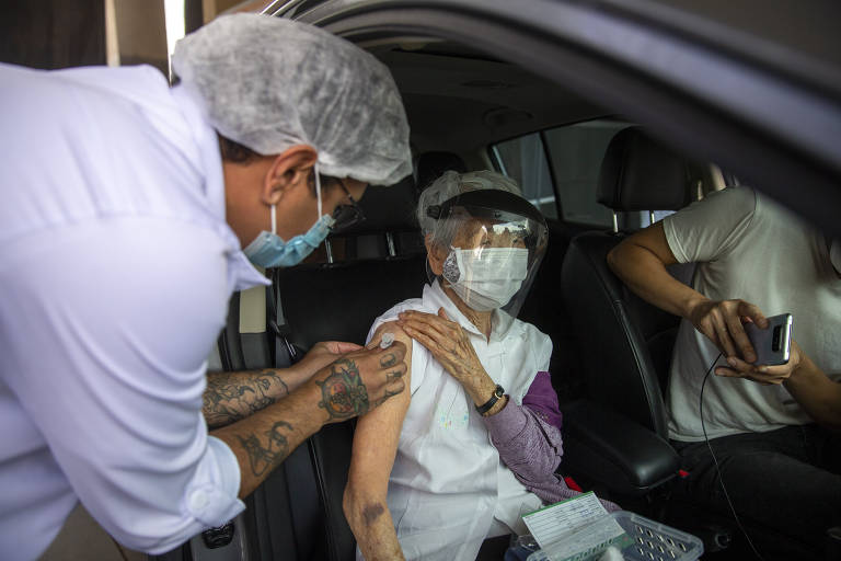 Fila de carros se forma no Pacaembu para drive-thru da vacina em SP