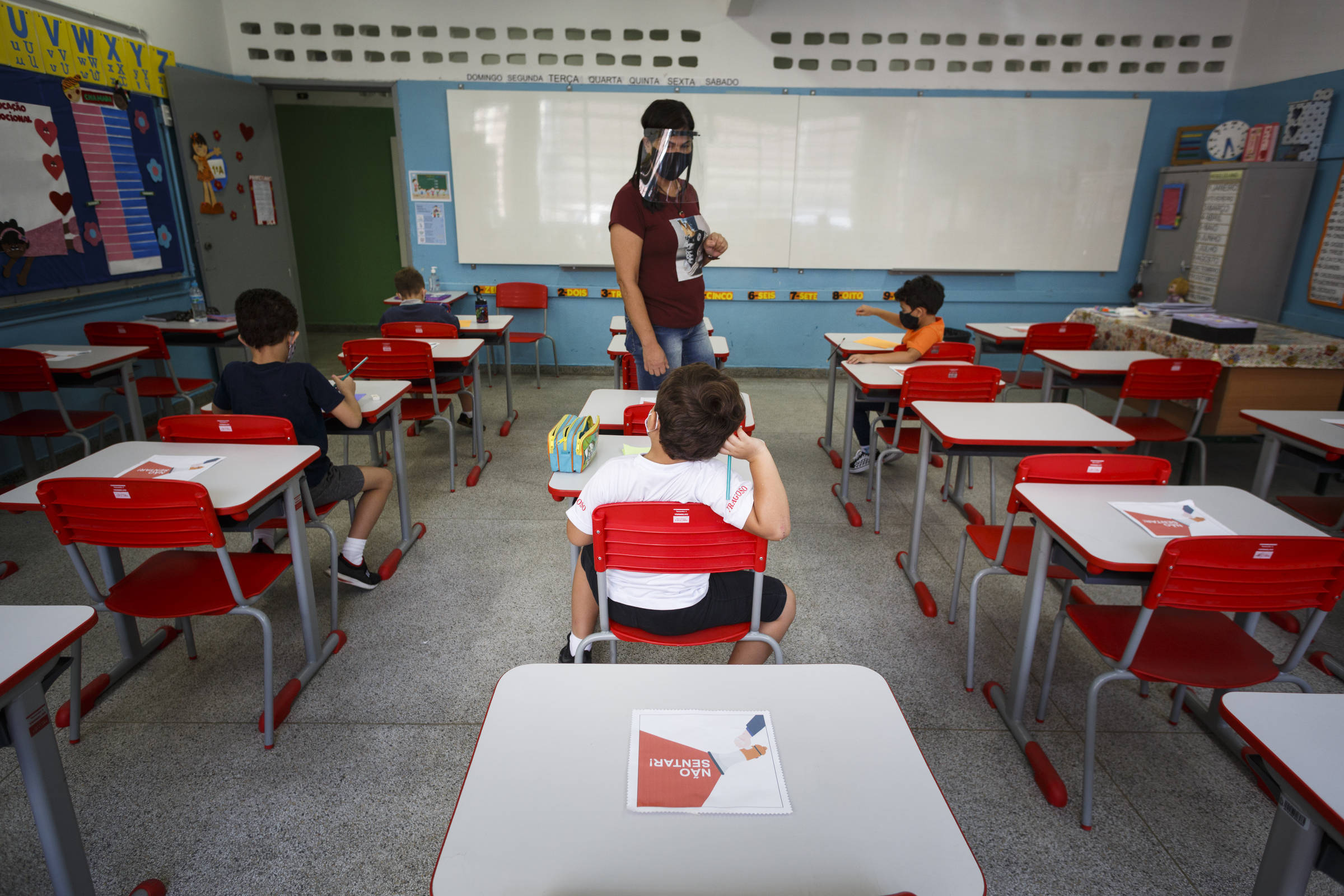 Em sala de aula, estudantes participam de um bate-papo em inglês