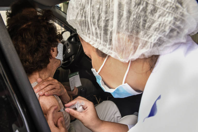 Idosa recebe vacina em drive thru no Pacaembu