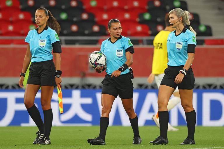 A árbitra Edina Alves Batista e as assistentes Neuza Back e Mariana de Almeida foram responsáveis pela arbitragem de Al-Duhail x Ulsan Hyundai, partida válida pela disputa do quinto lugar no Mundial de Clubes da Fifa, no Qatar
