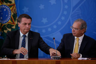 Bolsonaro em anúncio do projeto de mudar ICMS de combustíveis, ao lado de Guedes
