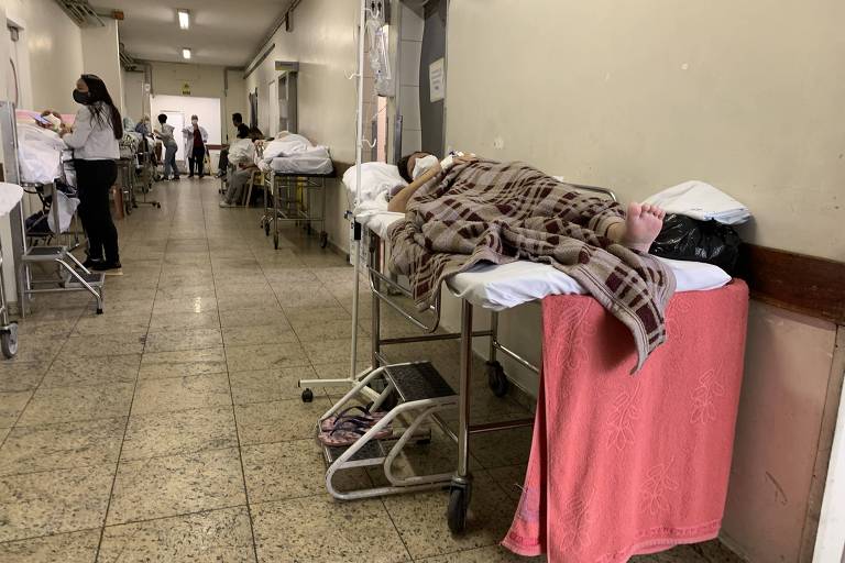 Corredor do Hospital São Paulo com um paciente deitado na cama