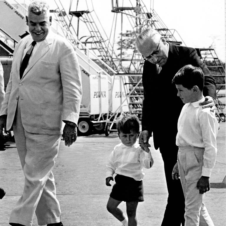 Carlos Caldeira Filho (de terno branco) e Octavio Frias de Oliveira (de terno preto) com seus filhos: Luiz Frias (à esquerda) e Otavio Frias (à direita)