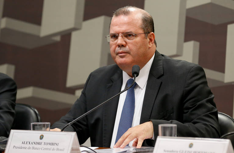 “Um banco central sem autonomia para trabalhar não vai desempenhar o seu papel.” Alexandre Tombini, ex-presidente do BC no governo Dilma Rousseff, em 06.mai.2014