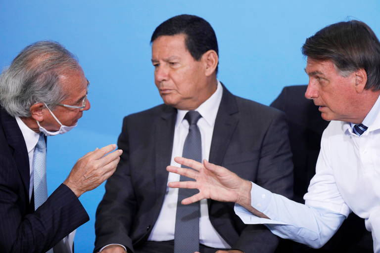 O presidente Jair Bolsonaro conversa com o ministro da Economia, Paulo Guedes, em cerimônia alusiva aos 160 anos da Caixa Econômica Federal