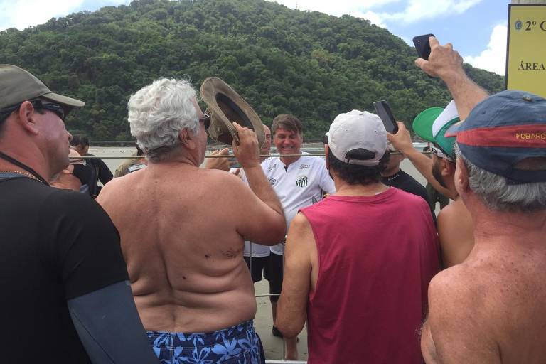 Bolsonaro repete tour na Praia Grande (SP) e ignora pandemia em contato com banhistas