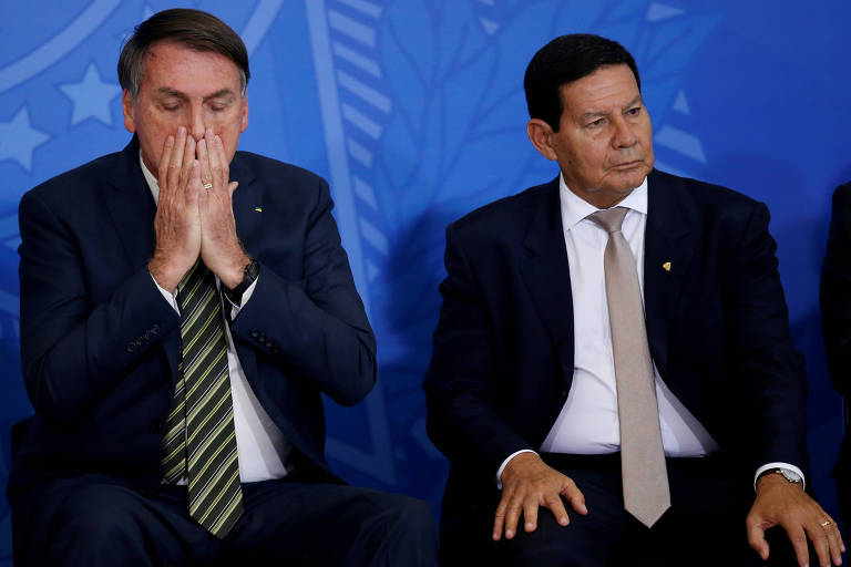 *11/11/2020
Polarização sobre vacina:
- Após anúncio de suspensão de estudos clínicos da Coronavac por morte de voluntário, o presidente afirmou "mais uma que Jair Bolsonaro ganha". A morte foi por suicídio e os testes foram retomados posteriormente
- Sem citar o presidente, Mourão diz que não pode "politizar" a vacina. "'Ah, é do lado A, é do lado B, acho que isso não é bom"