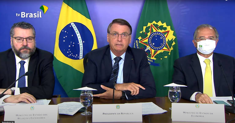 Ao lado dos ministros Paulo Guedes e Ernesto Araújo, Jair Bolsonaro participa por videoconferência de seminário sobre investimentos na América Latina