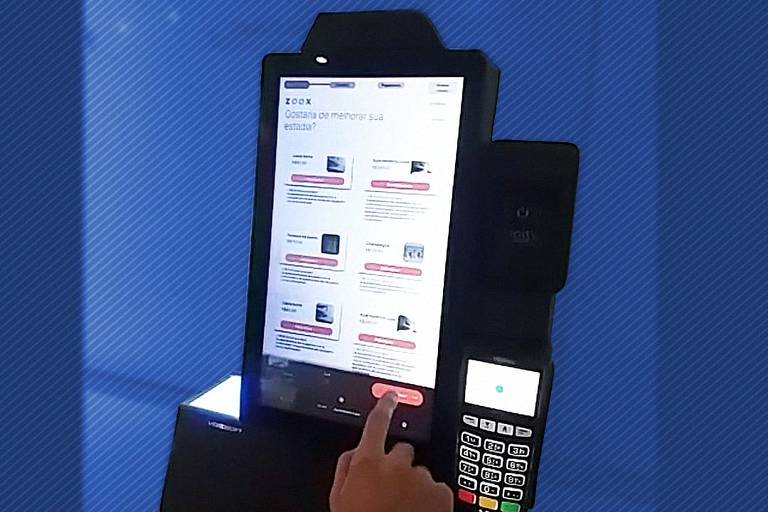 Imagem mostra o funcionamento do totem de autoatendimento da Zoox, implementado em unidades do hotel Blue Tree em janeiro