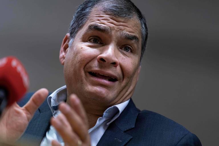O ex-presidente do Equador, Rafael Correa, durante entrevista coletiva no Parlamento Europeu, em Bruxelas; Correa vive na Bélgica após ter sido condenado por corrupção