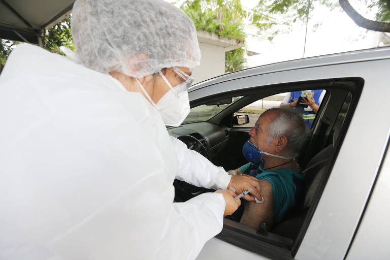 João Batista Machado foi sozinho tomar a primeira dose da Coronavac, na manhã desta quinta-feira (11), no Autódromo de Interlagos, na zona sul da capital paulista 