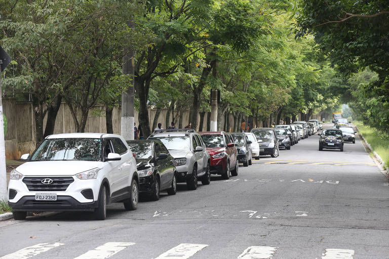 Uma fila com dezenas de carros se formou na avenida Jacinto Júlio, ao lado do Autódromo de Interlagos (zona sul da capital paulista), para que idosos com mais de 85 anos fossem imunizados, na manhã desta quinta-feira (11), no sistema drive thru 