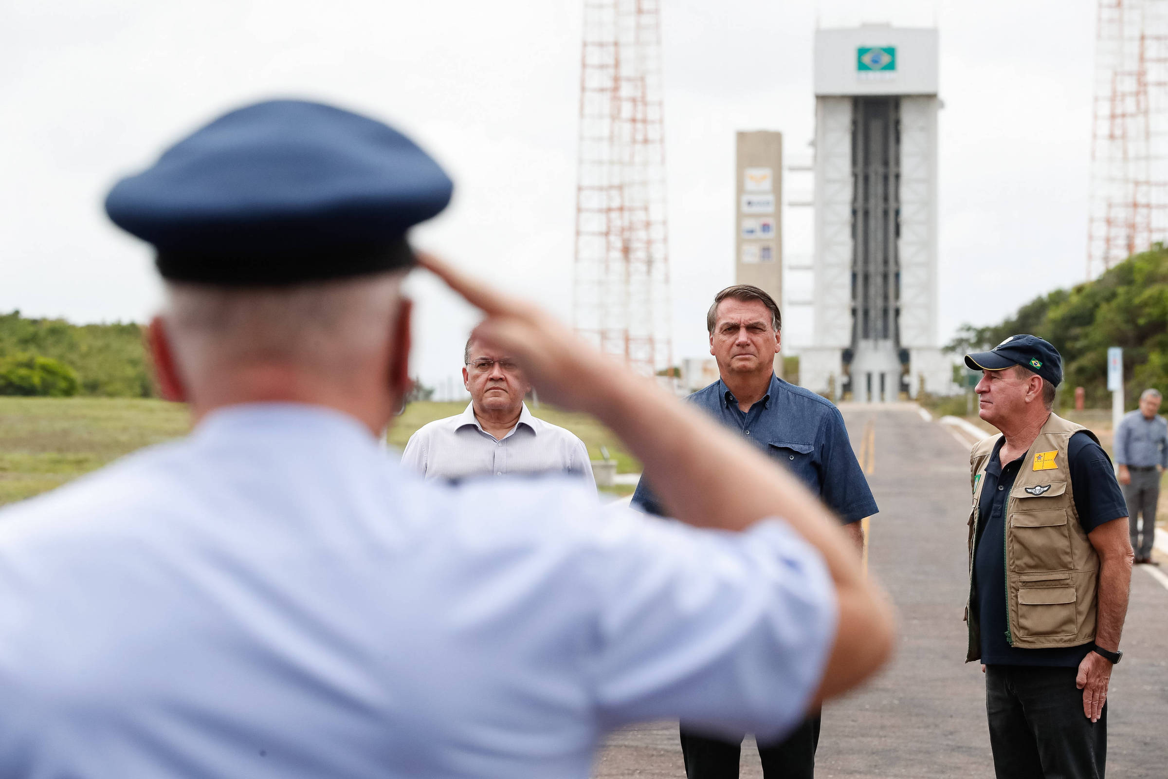 Bolsonaro exalta militares e diz que Brasil viveu regime um pouco diferente na ditadura