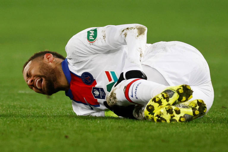 Neymar caído no gramado com cara de dor