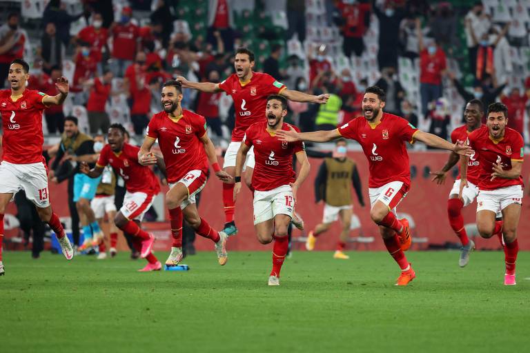 Jogadores do Al Ahly comemoram a vitória sobre o Palmeiras na disputa pelo terceiro lugar no Mundial de 2020