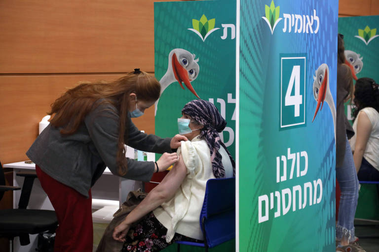 Profissional da saúde aplica imunizante contra Covid-19 em centro de vacinação em Tel Aviv