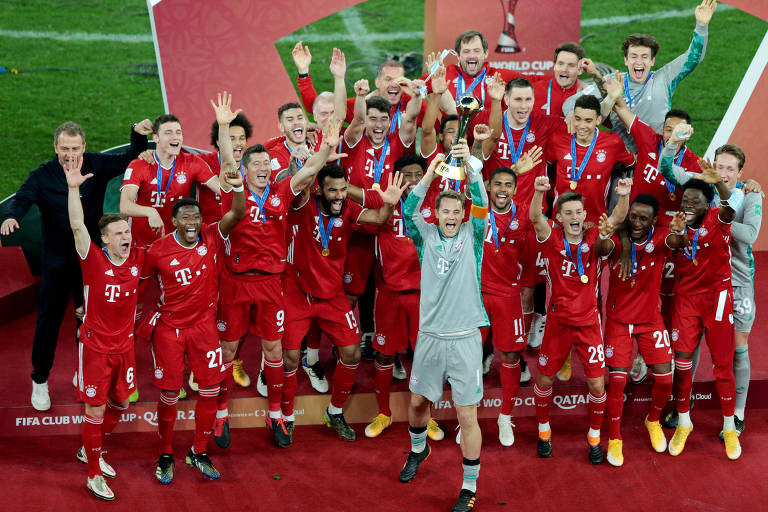 Elenco do Bayern celebra com troféu do Mundial de Clubes