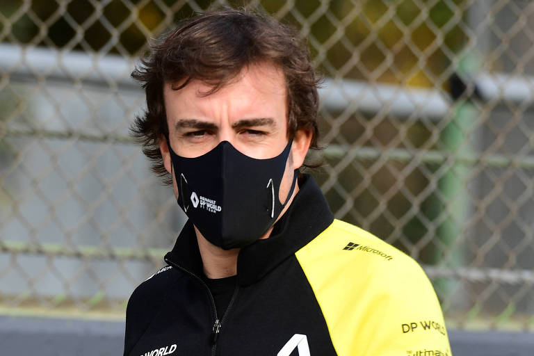 Piloto espanhol Fernando Alonso no autódromo da cidade de Ímola, na Itália