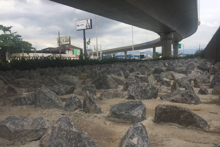 pedras instaladas debaixo de viaduto