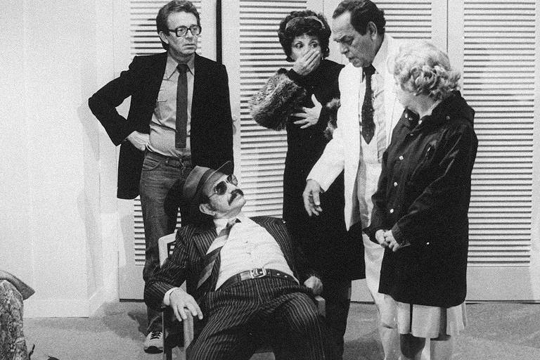 Emiliano Queiroz, Ida.Gomes, Paulo Gracindo, Dirce Migliaccio e Lima Duarte [sentado] em cena da série "O Bem.Ama