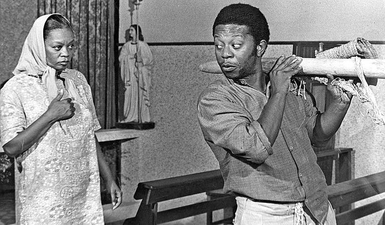 Os atores Ruth de Souza e Milton Gonçalves em cena da novela "O Bem Amado", de Dias Gomes (1973)