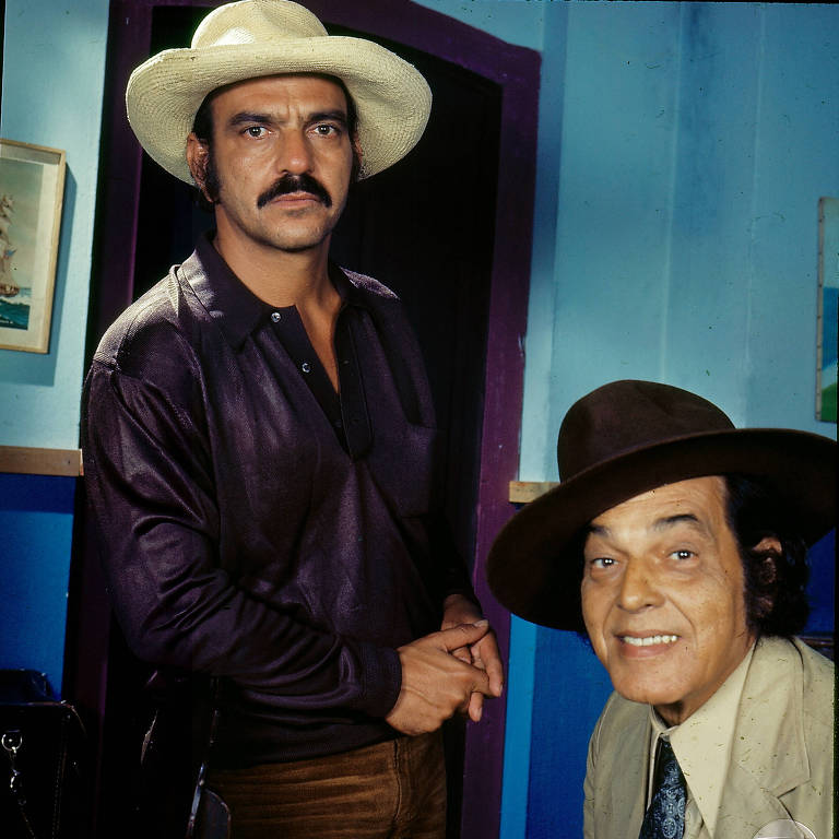 Lima Duarte, Paulo Gracindo (Zeca Diabo, Odorico Paraguaçu) em cena de
 O Bem Amado (1973)