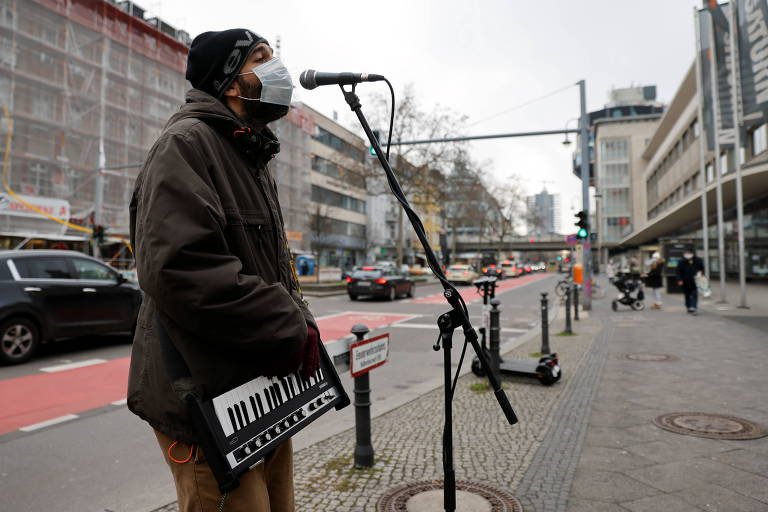 Músico de rua em Berlim, na Alemanha 