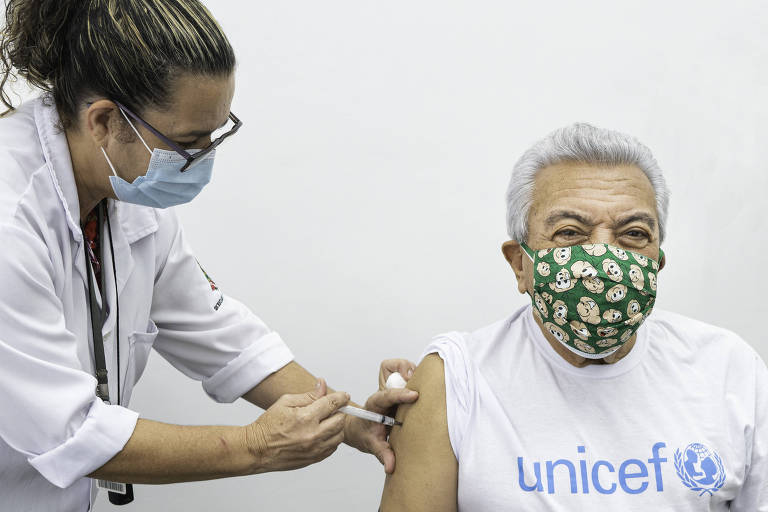Cid Moreira e Mauricio de Sousa recebem primeira dose da vacina contra a Covid