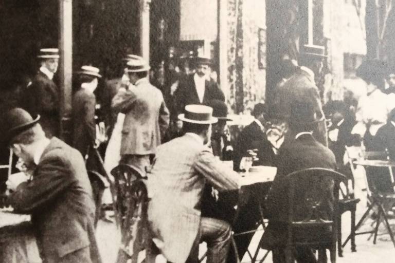 Confeitaria Castellões, maio de 1907: Machado de Assis, de chapéu e barbas brancas, com José Veríssimo, Euclides da Cunha e Walfrido Ribeiro