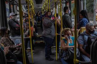 Trabalhadores em ônibus na capital paulista durante a pandemia