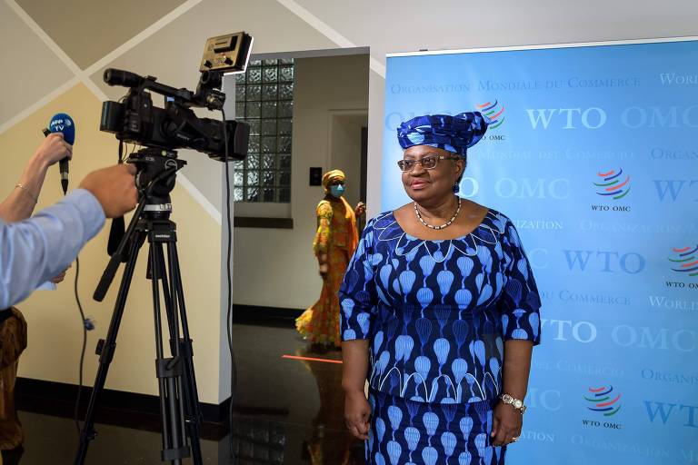 Saiba quem é Ngozi Okonjo-Iweala, primeira mulher a chefiar a OMC